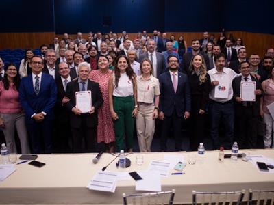 Foto da Notícia: Em agradecimento, OAB-MT entrega moções de aplausos a docentes do Direito